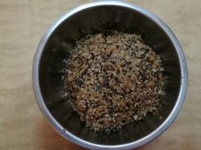 用手抓捏成团。