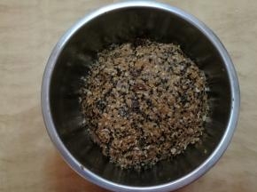 用手抓捏成团。