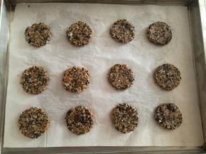 分割成团，大概20克1个，按扁，放入烤盘。