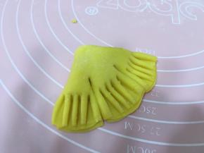 用叉子压出尾巴