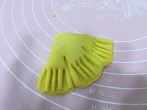 用叉子压出尾巴