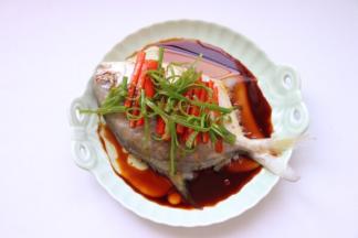 花椒油淋鲳鱼上即可开吃啦