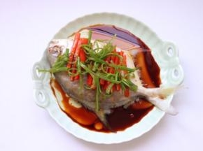 花椒油淋鲳鱼上即可开吃啦