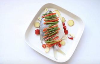 摆上葱姜蒜、辣椒，鲳鱼肚里也塞几片蒜瓣姜片