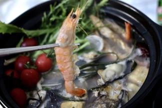 鲜美无比又营养丰富的海鲜杂蔬锅就做好了、嘻嘻、诱惑到你木有、怎么都吃不够的火锅