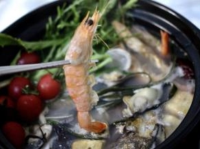 鲜美无比又营养丰富的海鲜杂蔬锅就做好了、嘻嘻、诱惑到你木有、怎么都吃不够的火锅