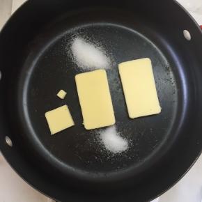 取一锅，放入称好的无盐黄油，细砂糖以及盐