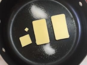 取一锅，放入称好的无盐黄油，细砂糖以及盐