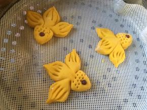 身体用叉子戳几下当鱼鳞，上锅二次发酵15分钟，然后开火蒸12分钟，焖5分钟即可