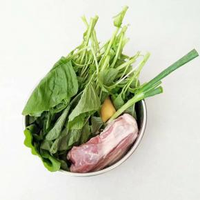 准备食材，青菜猪肉，葱，姜。