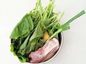准备食材，青菜猪肉，葱，姜。