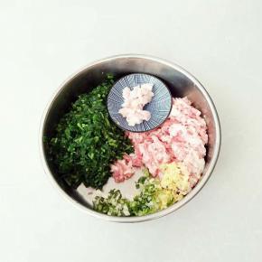 青菜剁碎，猪肉切小丁，葱，剁碎，猪肥油分别出来也切小丁。