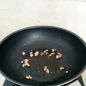 锅中放入肥油丁炒至出油。