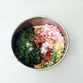 加入所有的调料，还有炼制的猪油搅拌均匀。