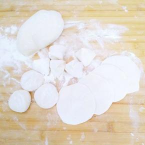 面团取出要彻底的排干净空气，然后分割成等量的剂子，在按扁擀成中间略厚，四周薄的包子皮。