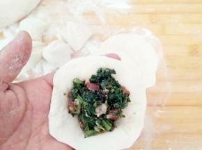 放入适量陷在中间。