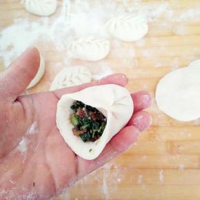 左捏一下，右捏一下，就是柳叶包。