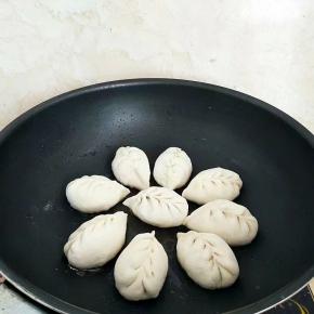 摆放包子，小火加热锅底，盖上锅盖醒发10分钟。