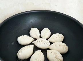 摆放包子，小火加热锅底，盖上锅盖醒发10分钟。
