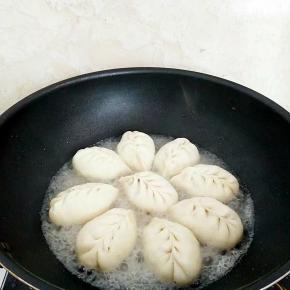 加入三分之一处的清水。