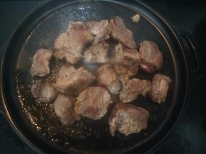 一面煎金黄后翻面，另一面也煎至金黄。