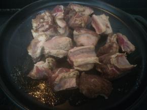 放入牛肋排小火煎制。