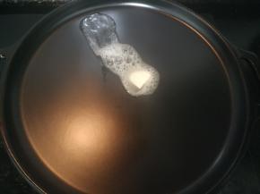 烤盘或平底锅烧热，放入一小块黄油融化后刷匀整个锅底。