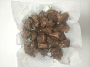 煎好的牛肋排用厨房纸巾吸去多余油脂。