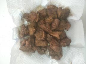 撒上适量孜然粉和辣椒粉。