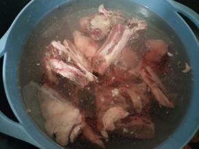 牛肋排解冻后用清水浸泡2小时左右，期间换一两次水。