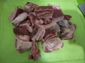 把牛肋排洗净后改刀切成小方块。