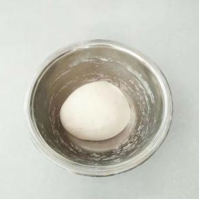 面粉中加入盐1克，发酵粉温水适量揉成软硬适中的面团，盖上湿布进行发酵。