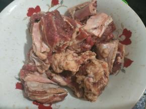 加入料酒、生抽、黑胡椒碎抓匀后腌制30分钟。