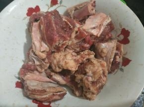 加入料酒、生抽、黑胡椒碎抓匀后腌制30分钟。