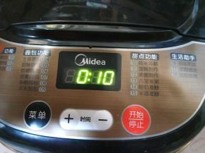 启动揉面10分钟。