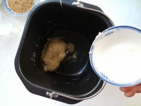 10分钟后加猪油，再继续揉面15分钟。