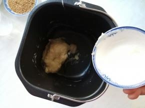 10分钟后加猪油，再继续揉面15分钟。