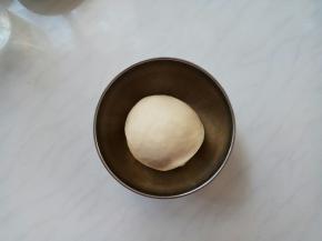 揉好的面团覆盖保鲜膜，静置一边。