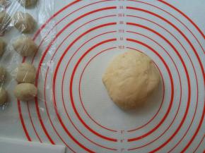 揉好的面团同样覆盖保鲜膜，静置一边。