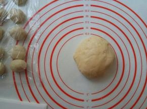 揉好的面团同样覆盖保鲜膜，静置一边。