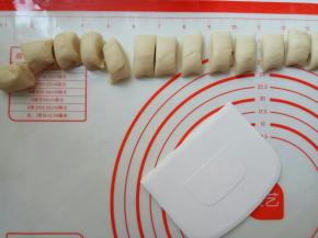 水油皮面团饧好后，分成15份。