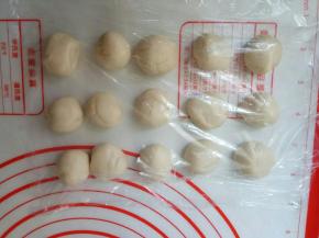 再搓成圆球，每个近12g左右。