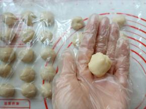 油酥面团饧好后，分成15份，每个10g，搓成球。