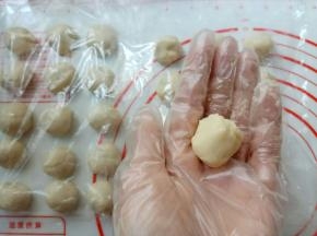油酥面团饧好后，分成15份，每个10g，搓成球。