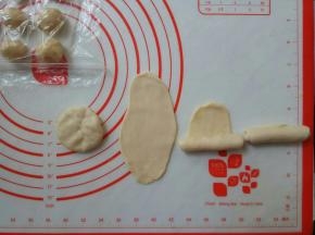 按扁，擀成牛舌状，自下向上卷起。