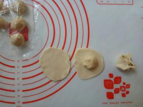 饧好后，取一个水油皮，擀圆，包入油酥，收口。