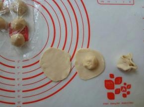 饧好后，取一个水油皮，擀圆，包入油酥，收口。