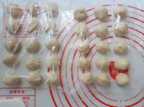 水油皮和油酥两种面团全部搓好球后，静置一边20分钟。