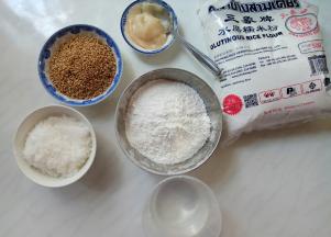 在等待面剂松弛的时候，准备馅料。