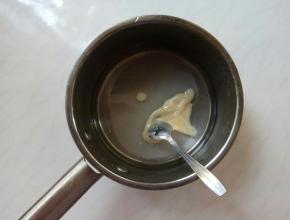 糖、猪油、水混合均匀在一起，烧开。